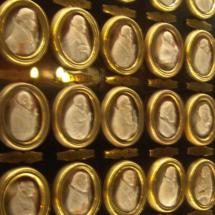 Aperçu de la collection de camées de Notre-Dame de Paris, représentant tous les papes, détail